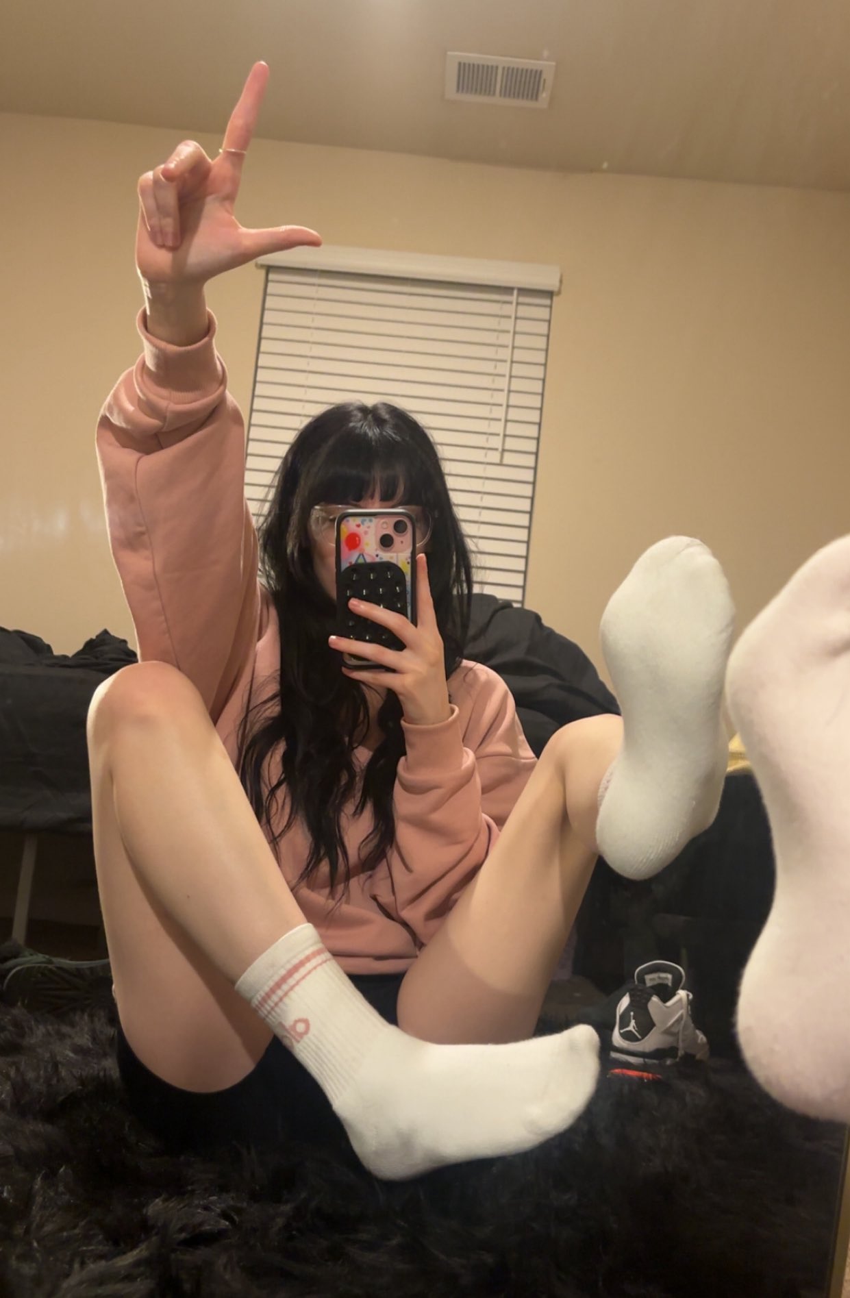 女人用手机拍自拍。