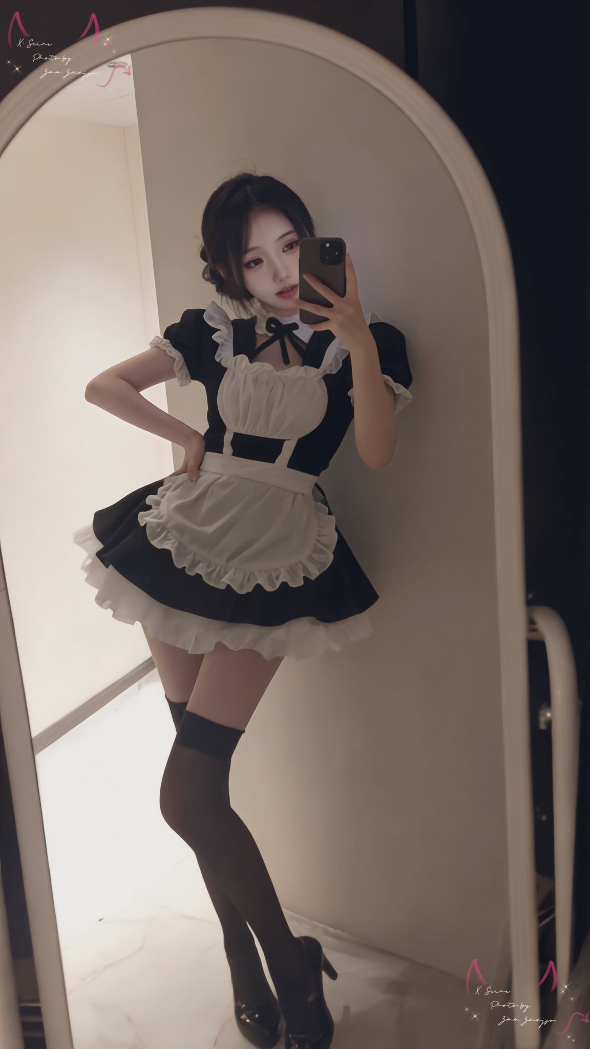 女孩穿着一件黑白的裙子,有弓。