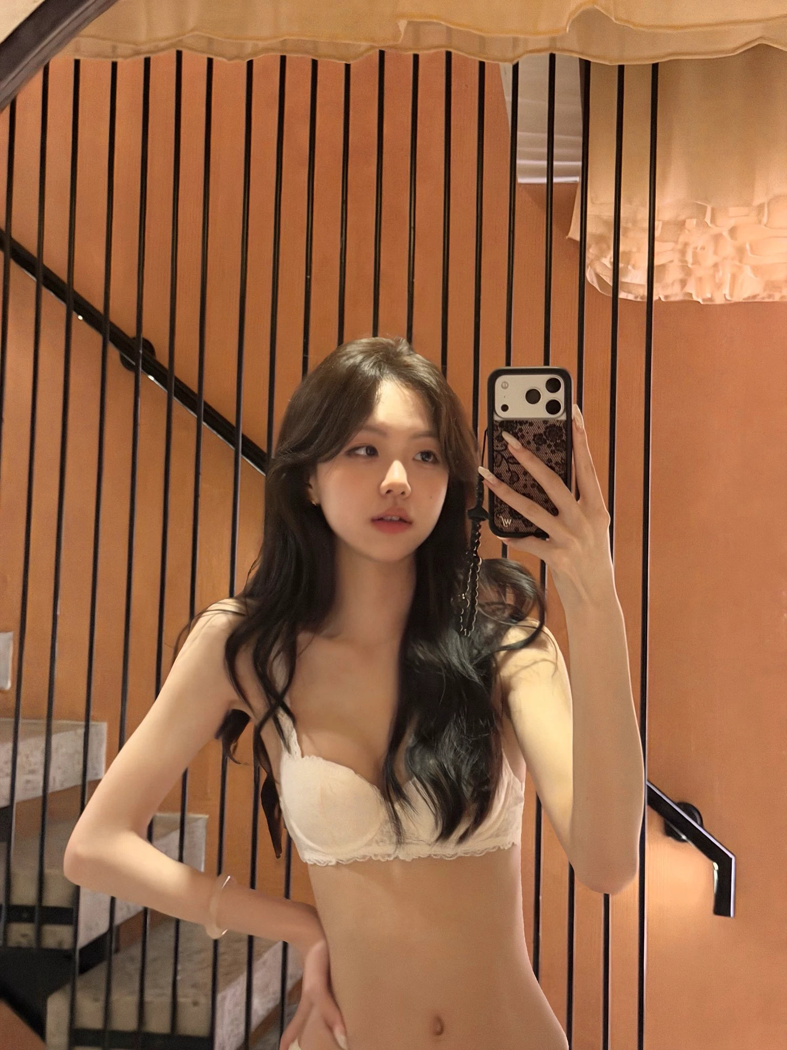 女人在镜子前拍自拍。