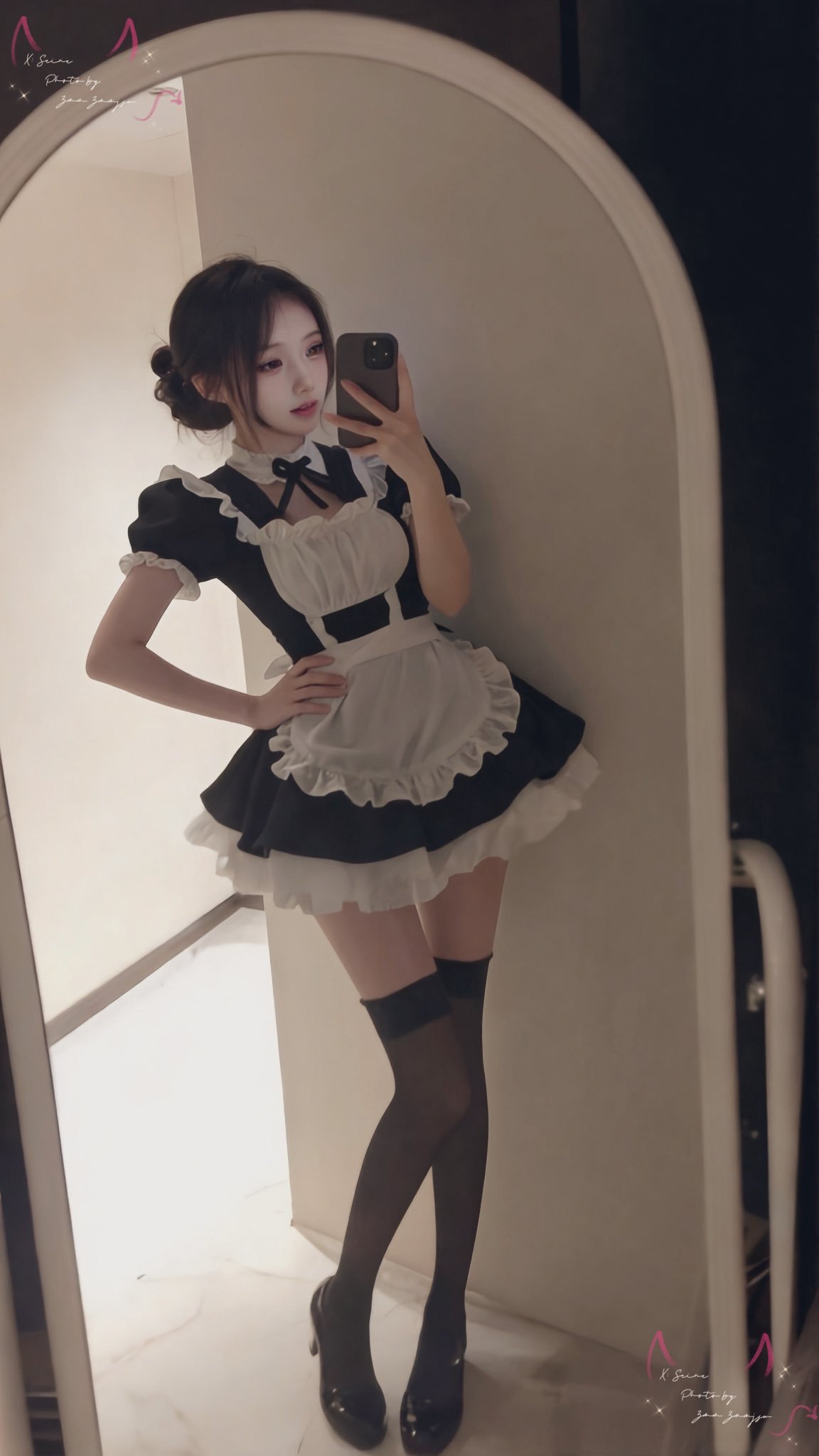 女孩穿着一件黑白的裙子,有弓。