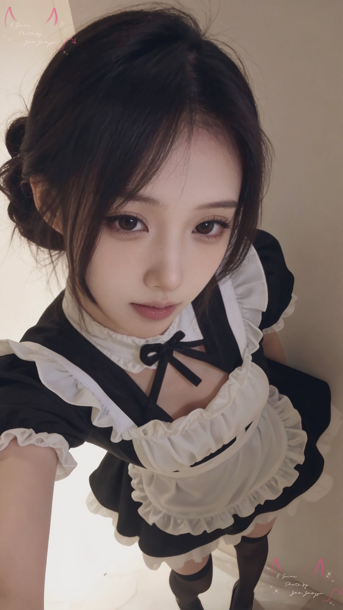 女孩穿着一件黑白的裙子,有弓。