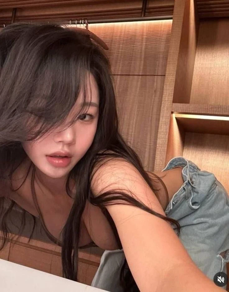 长头发的女人和一只马尾巴为一张照片而立场。