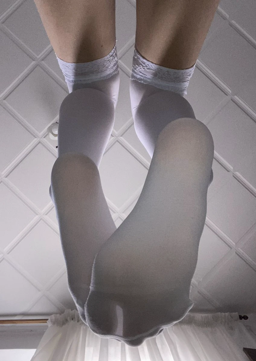 一双白色袜子,带上一顶袖子。