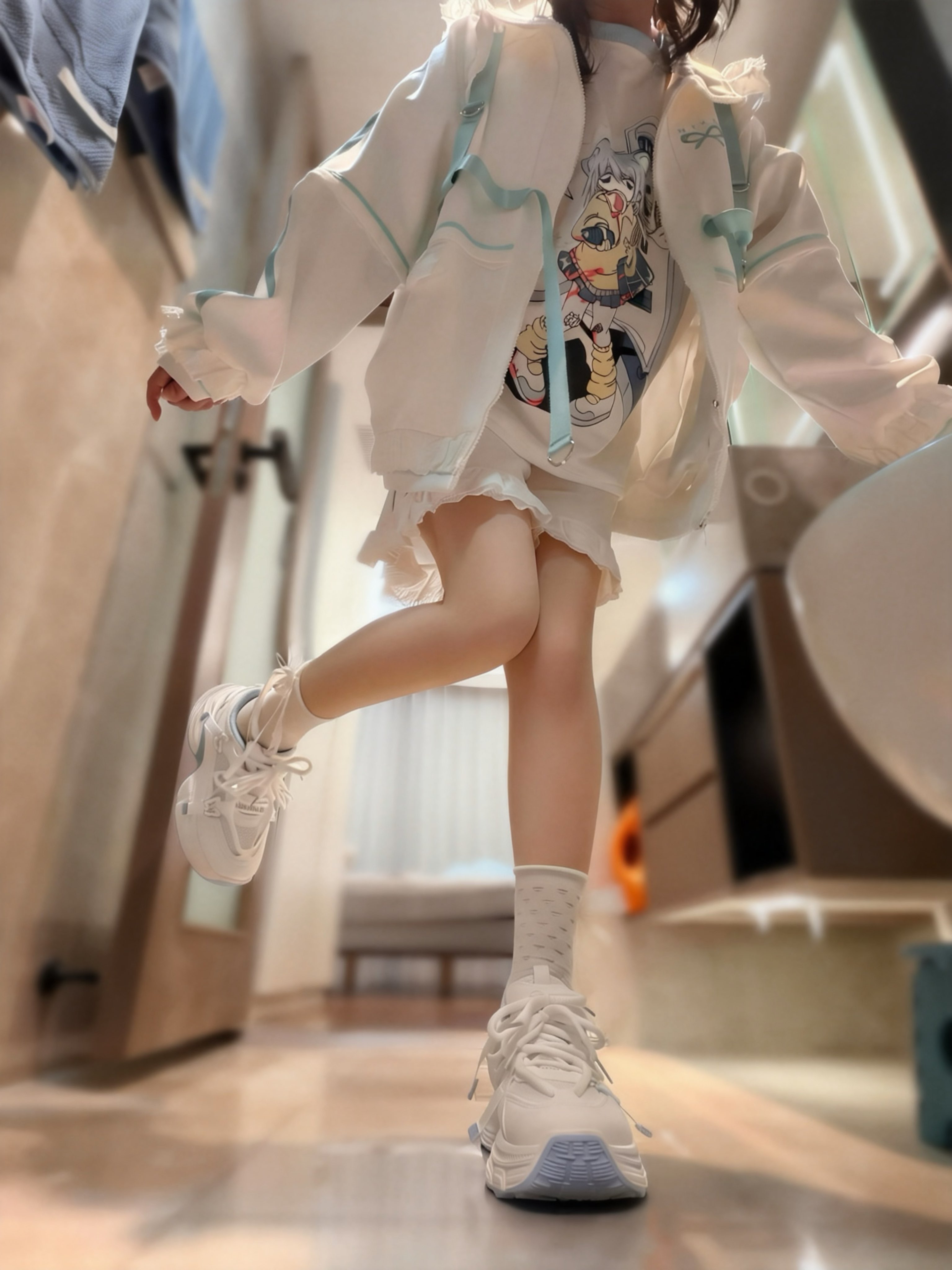 穿着白色衬衫和白色鞋子的年轻女孩。