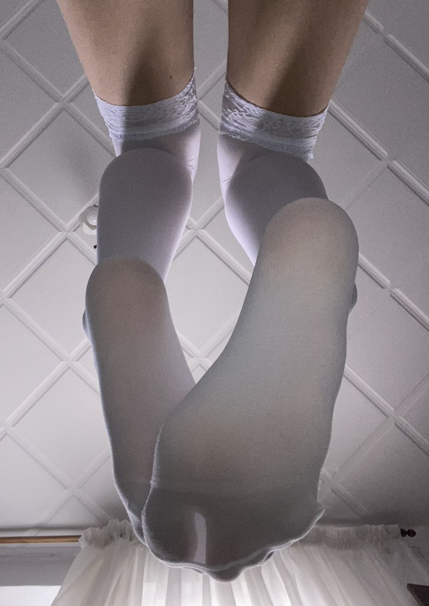 一双白色袜子,带上一顶袖子。