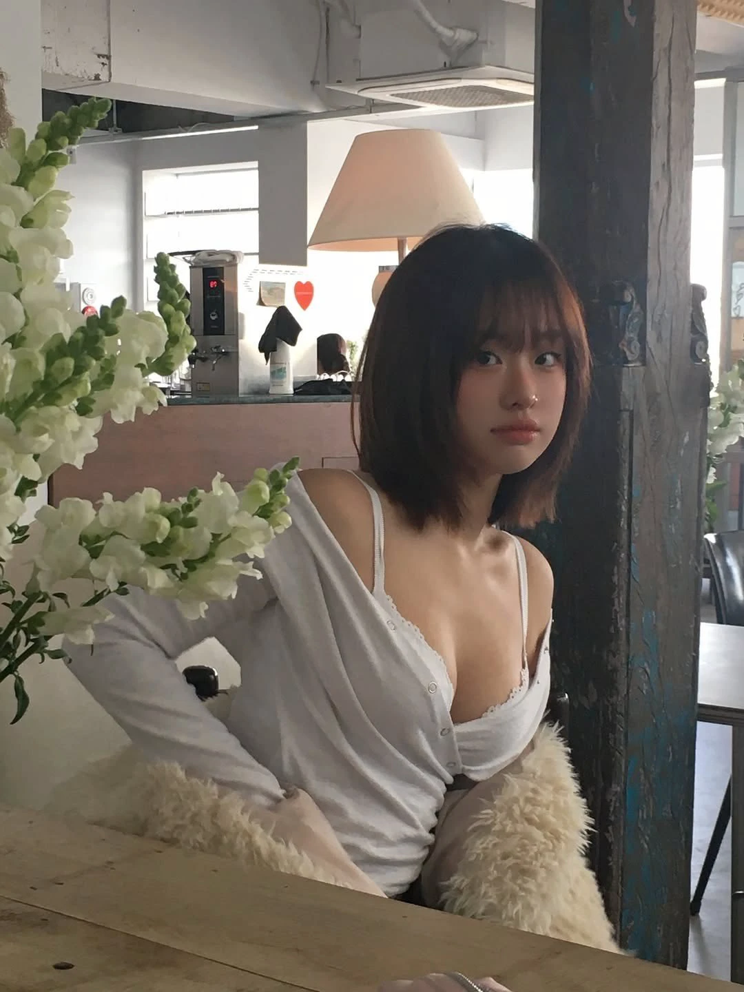 穿着白色衬衫的女人戴着一件毛衣。