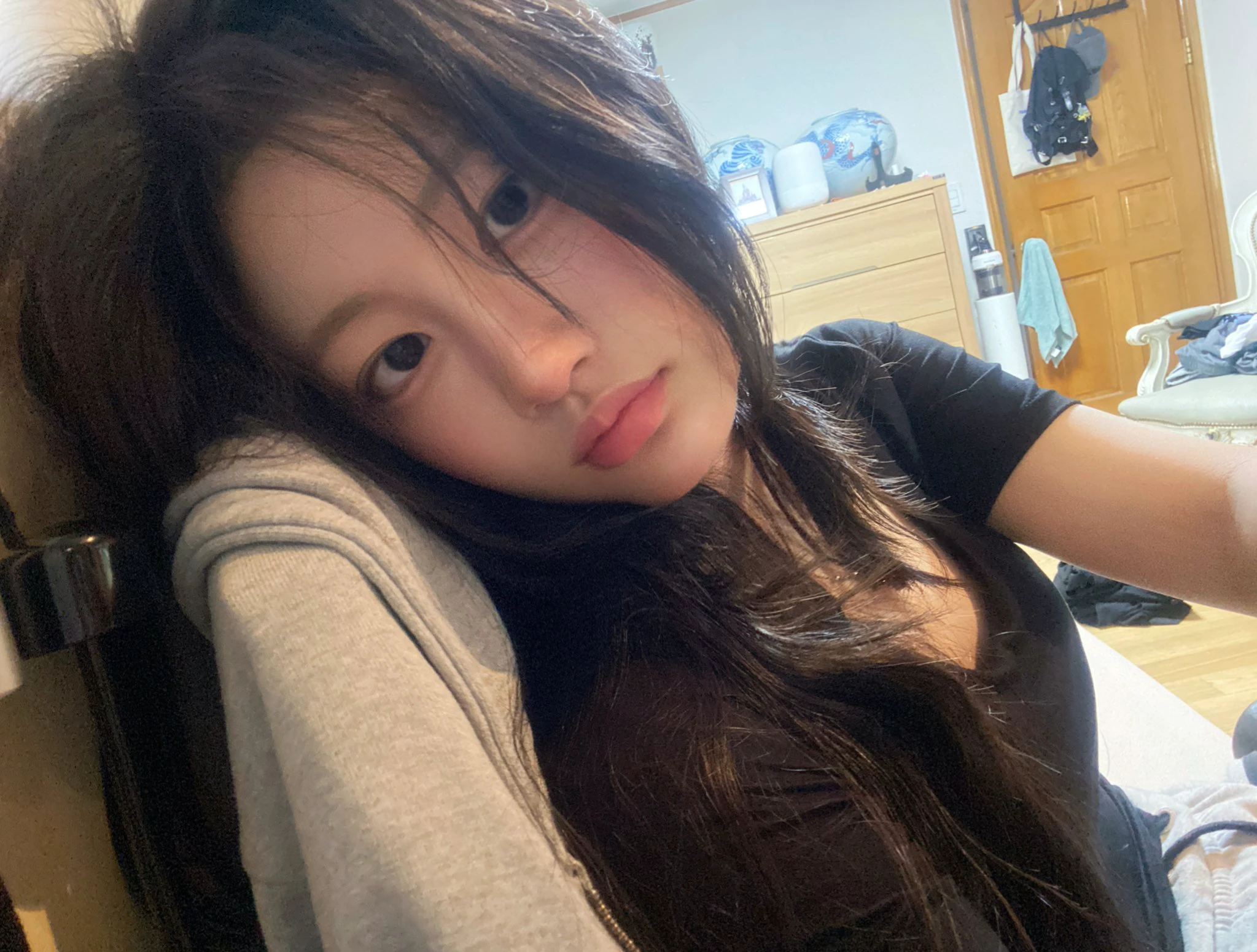 长头发的女人和一件黑色的衬衫。