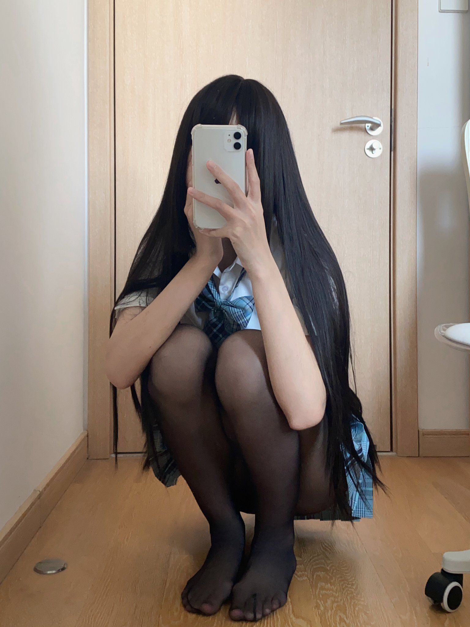 长头发的女人拍自拍