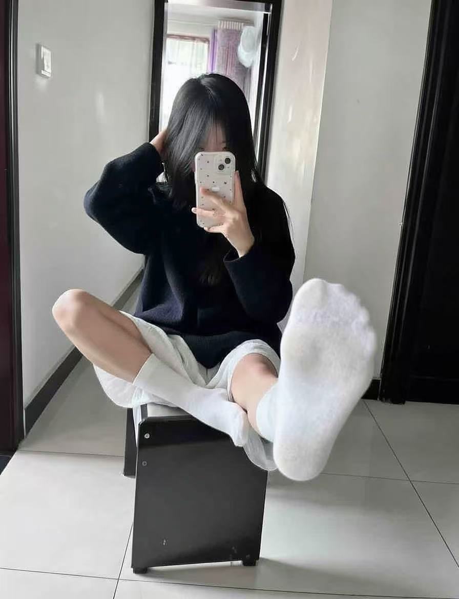 女人用手机拍自拍。