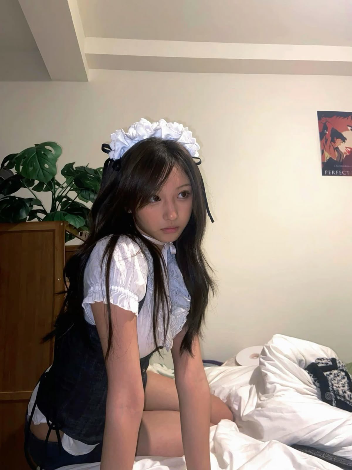 穿着白色裙子和黑色弓的女人。