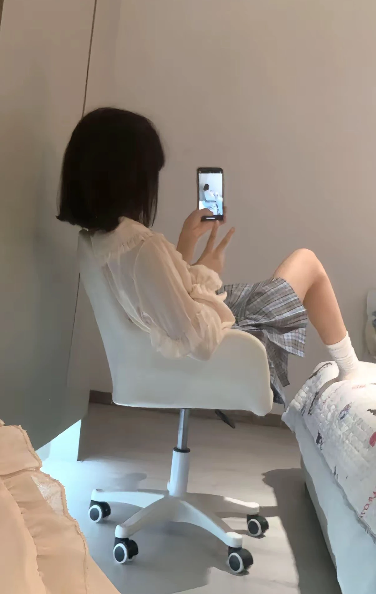 女人用手机拍自拍。