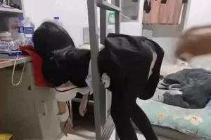 两个人互相拥抱。