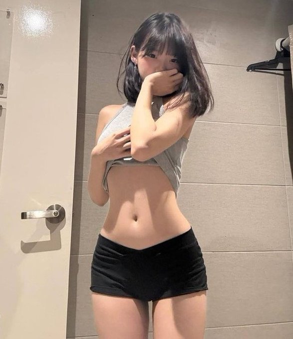 有平面肚子和黑色短裤的女人。