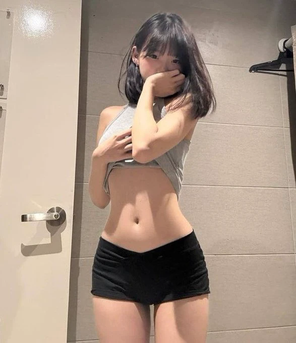 有平面肚子和黑色短裤的女人。