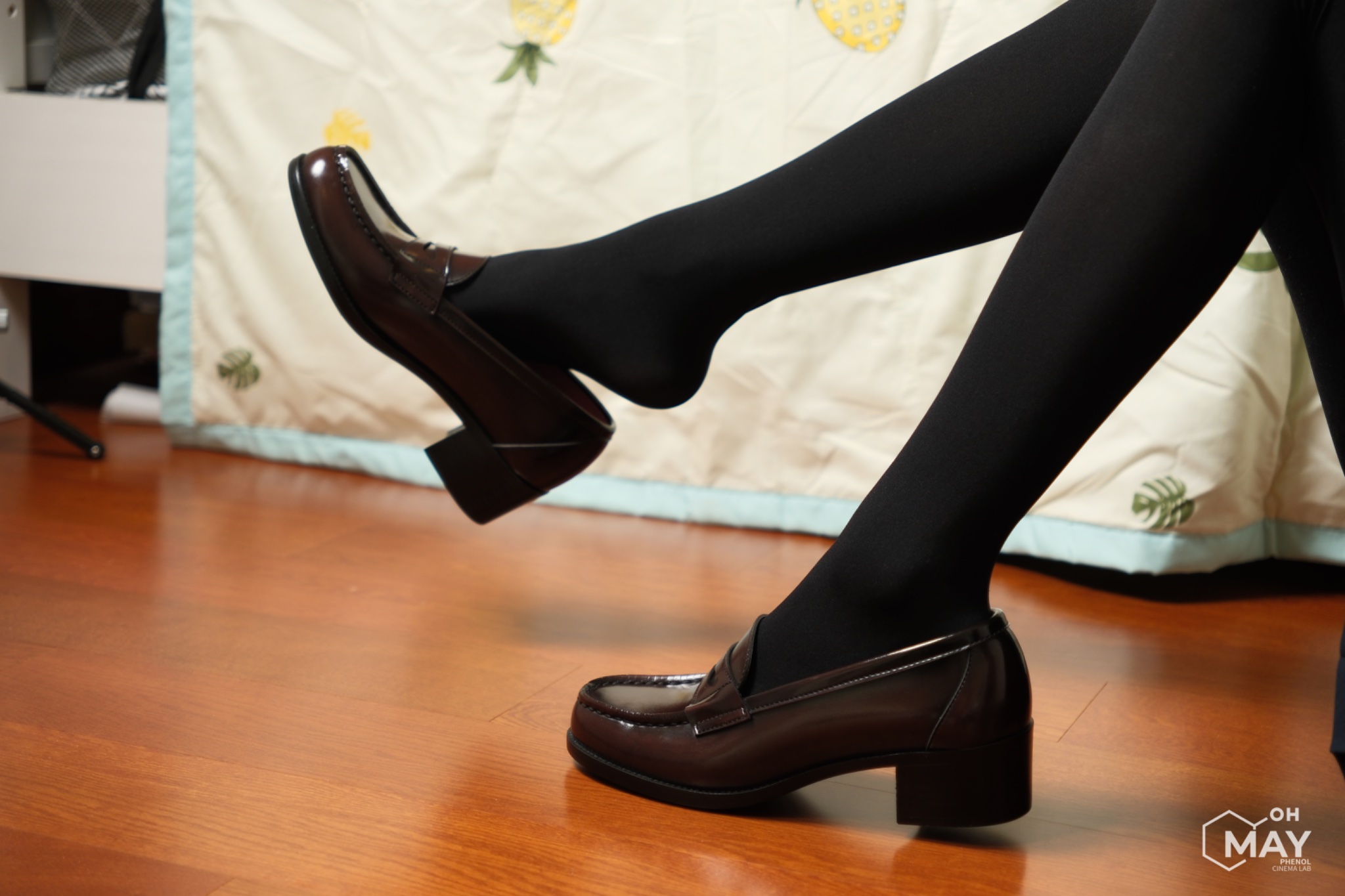 穿着黑色鞋子的女人