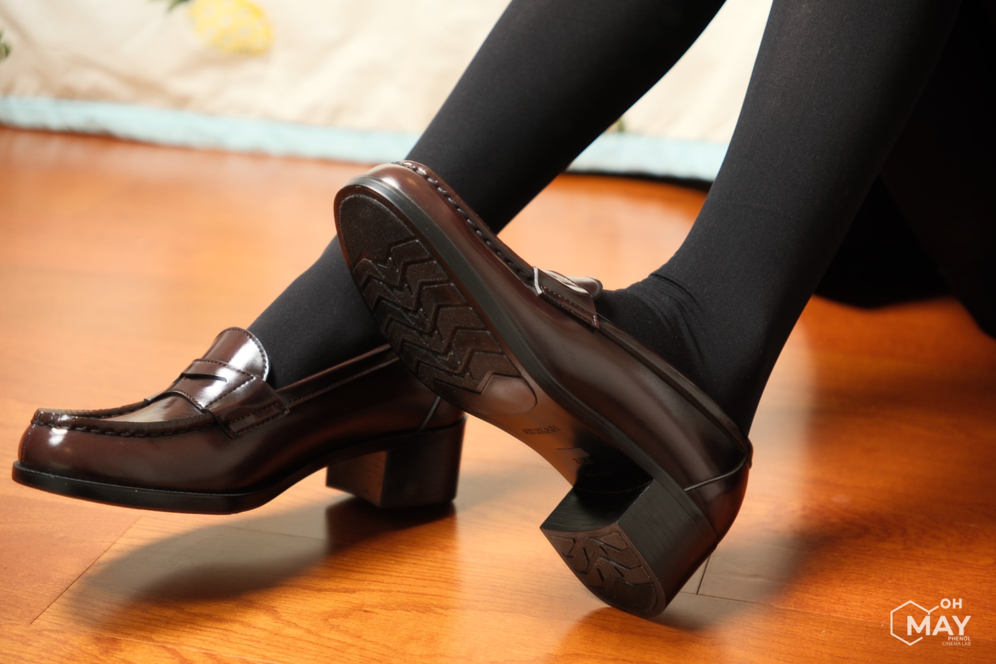 穿着黑色鞋子的女人