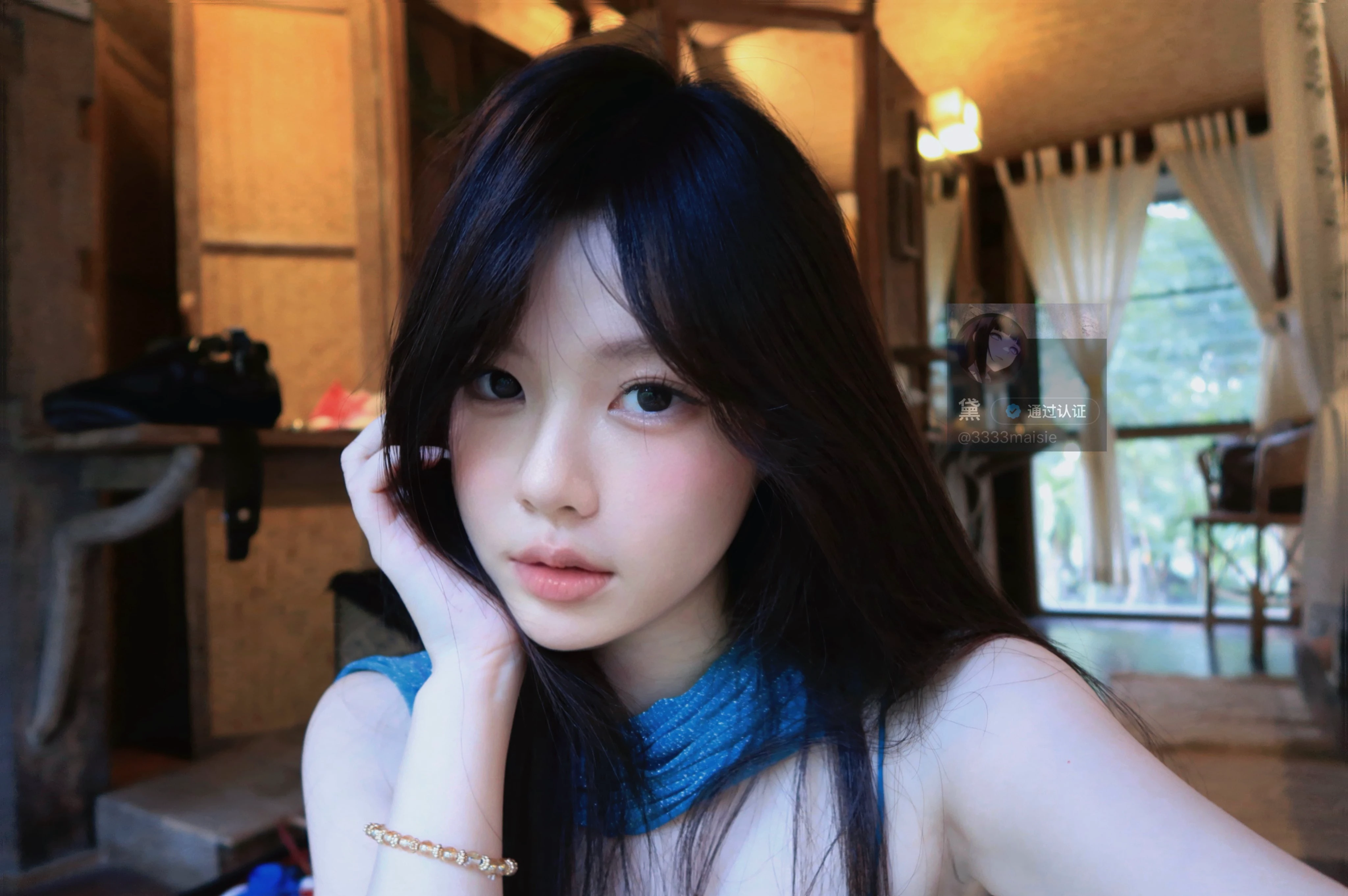 长头发和蓝色衬衫的女人。