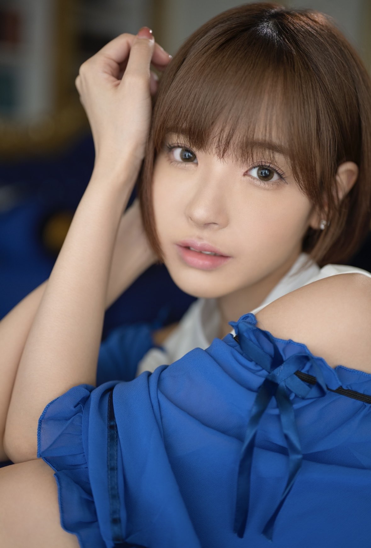 短发的女人和一个蓝色的衬衫。