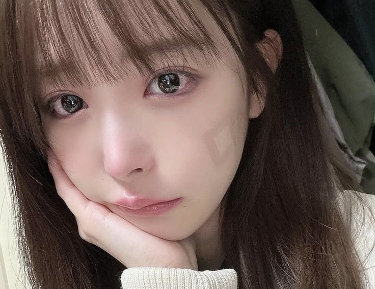 短发的女人和一个蓝色的衬衫。