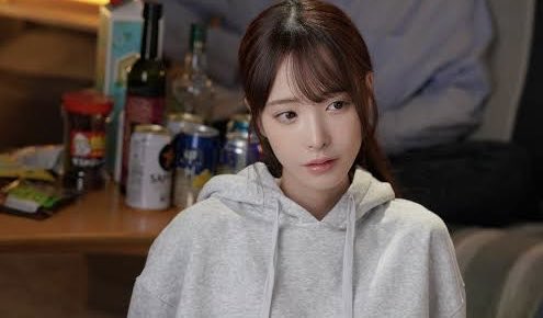 短发的女人和一个蓝色的衬衫。