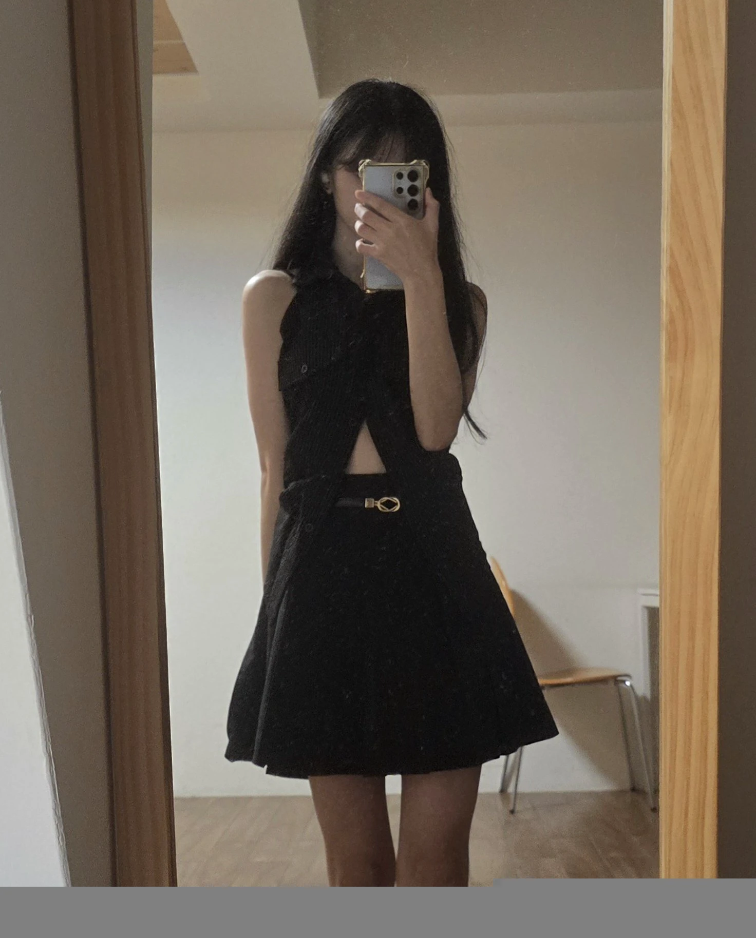 女人在镜子里拍自拍。