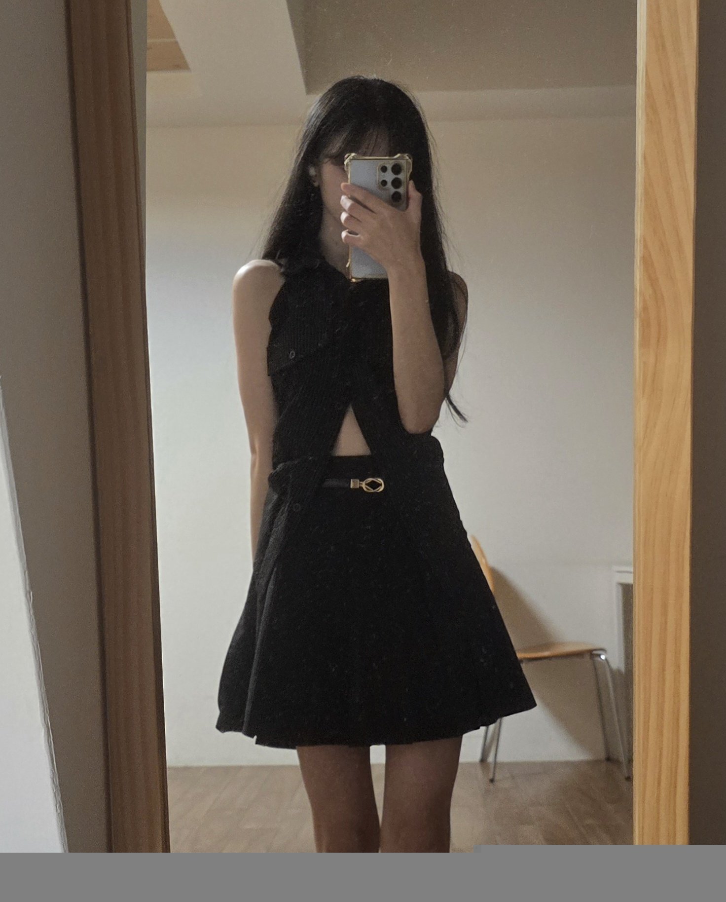 女人在镜子里拍自拍。