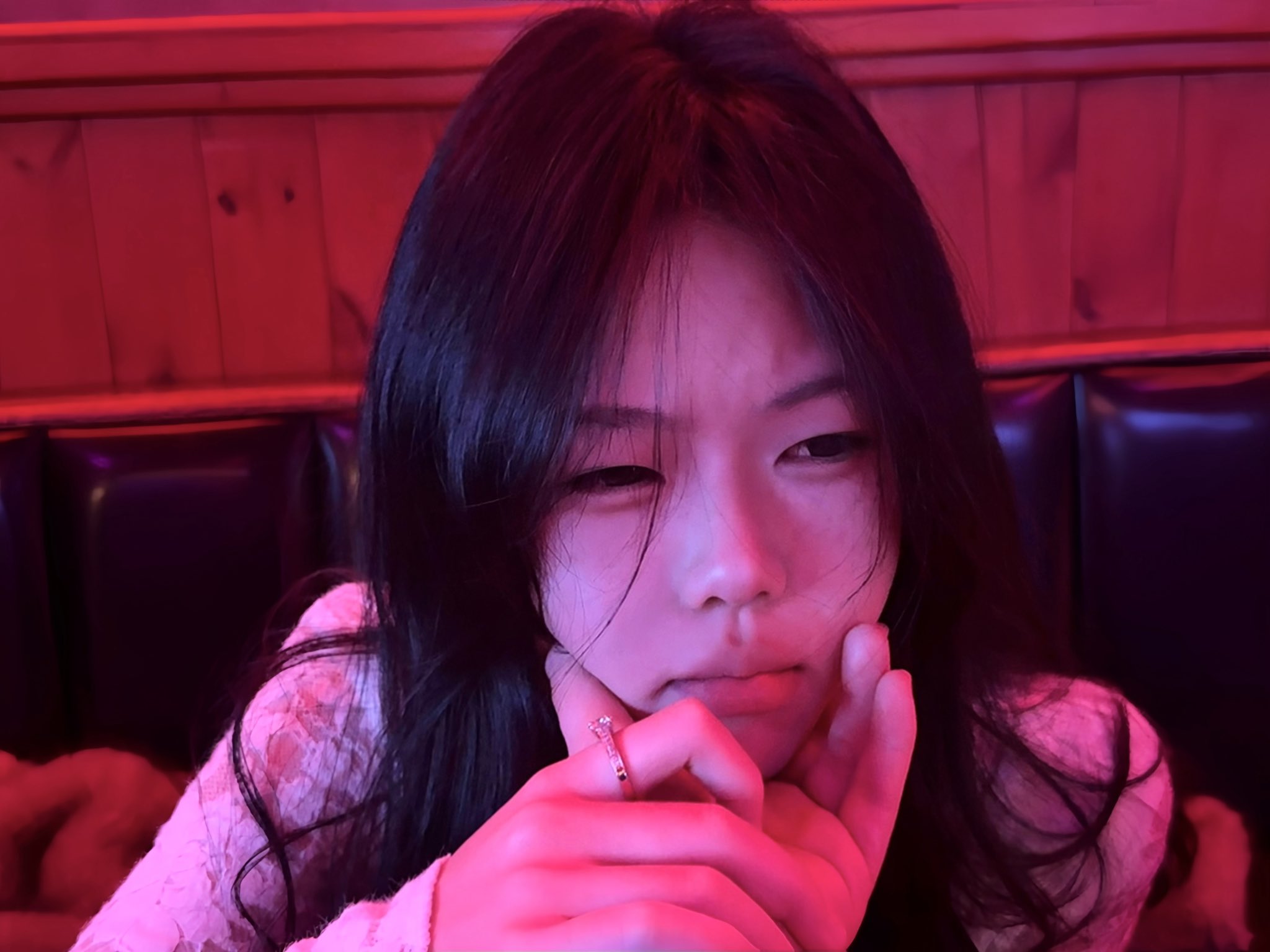 长头发的女人,手指上有戒指。