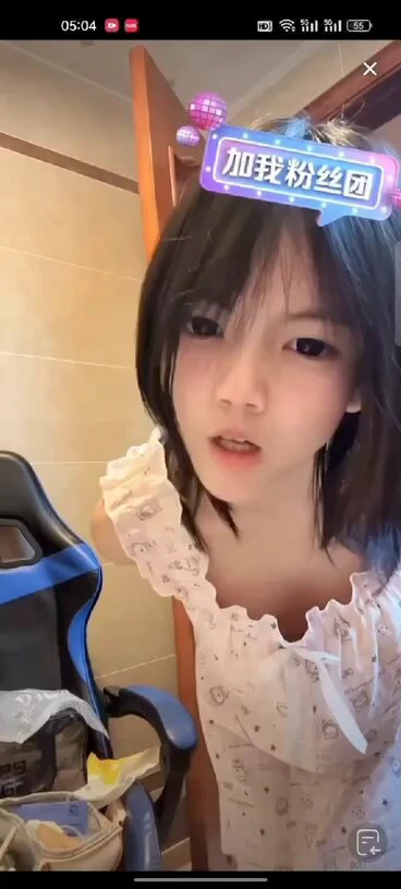 短发的女人和一个粉红色的衬衫。