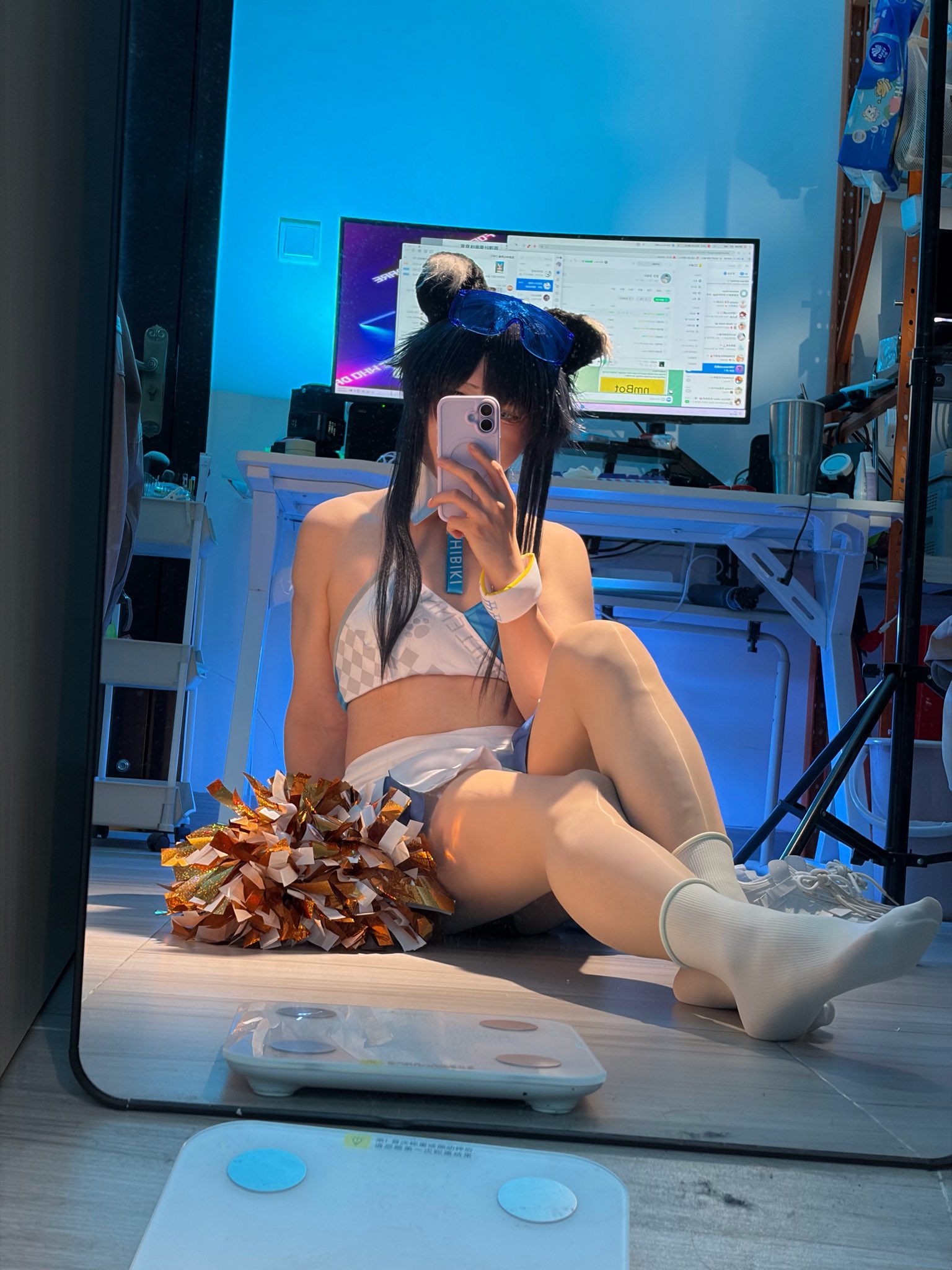 女人在椅子上拍自拍。