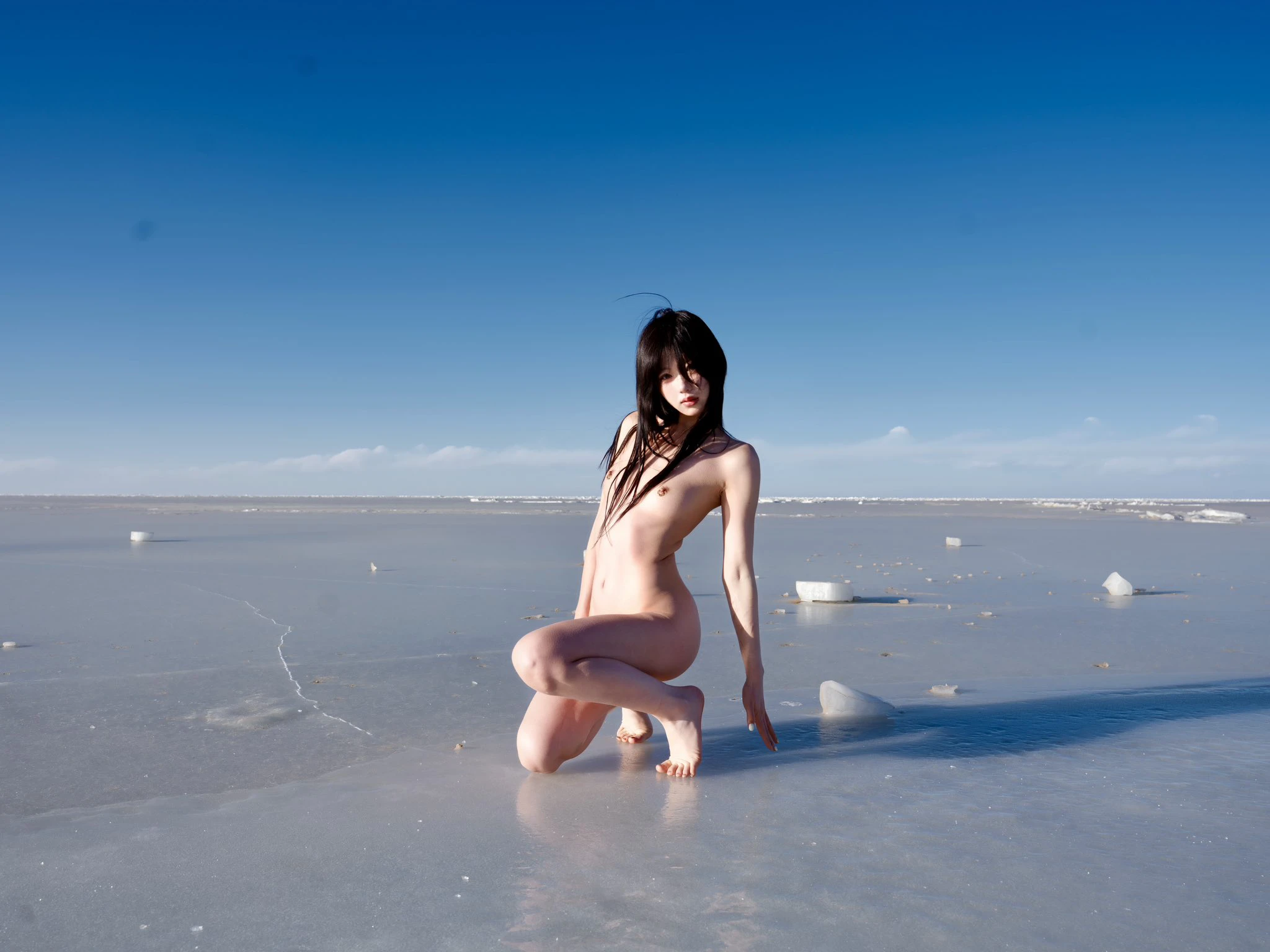 女人在雪地上裸体。