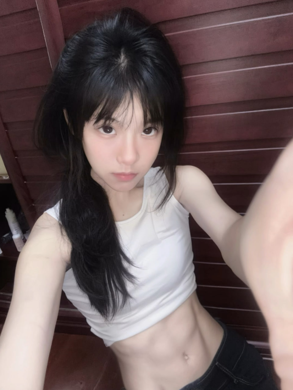 黑头发和白衬衫的女人。