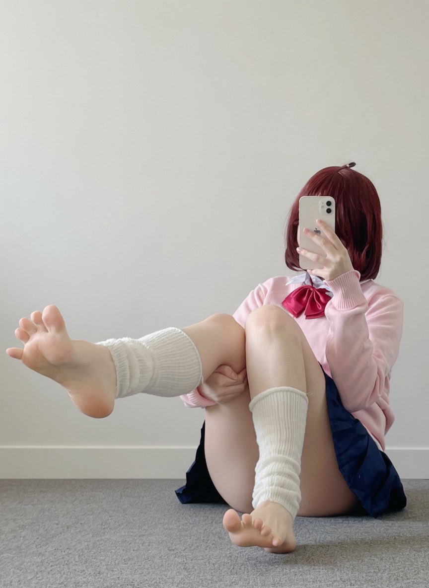 女人用手机拍自拍。