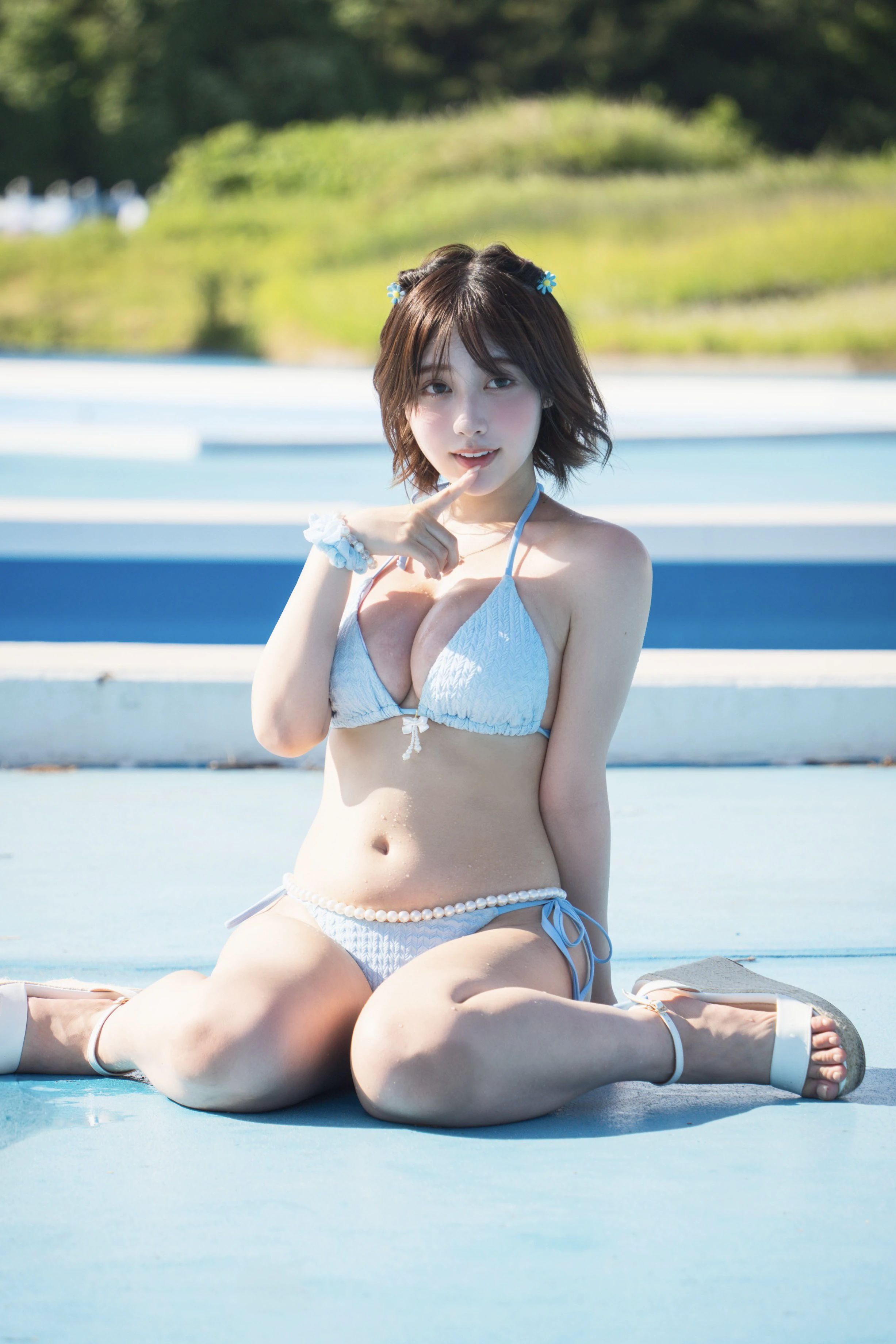 穿着比基尼的女人坐在地上。