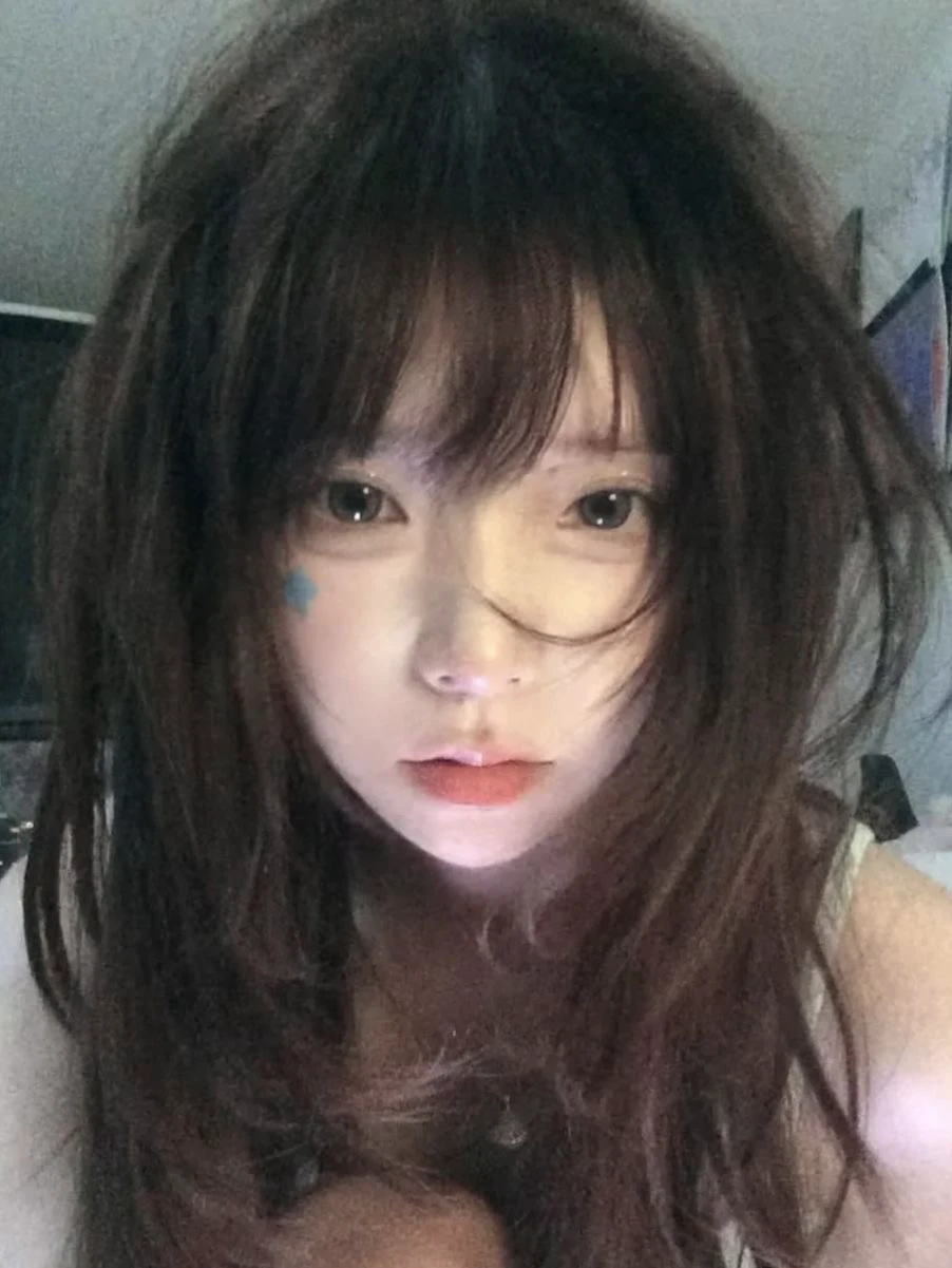 女孩,脸上有蓝点。