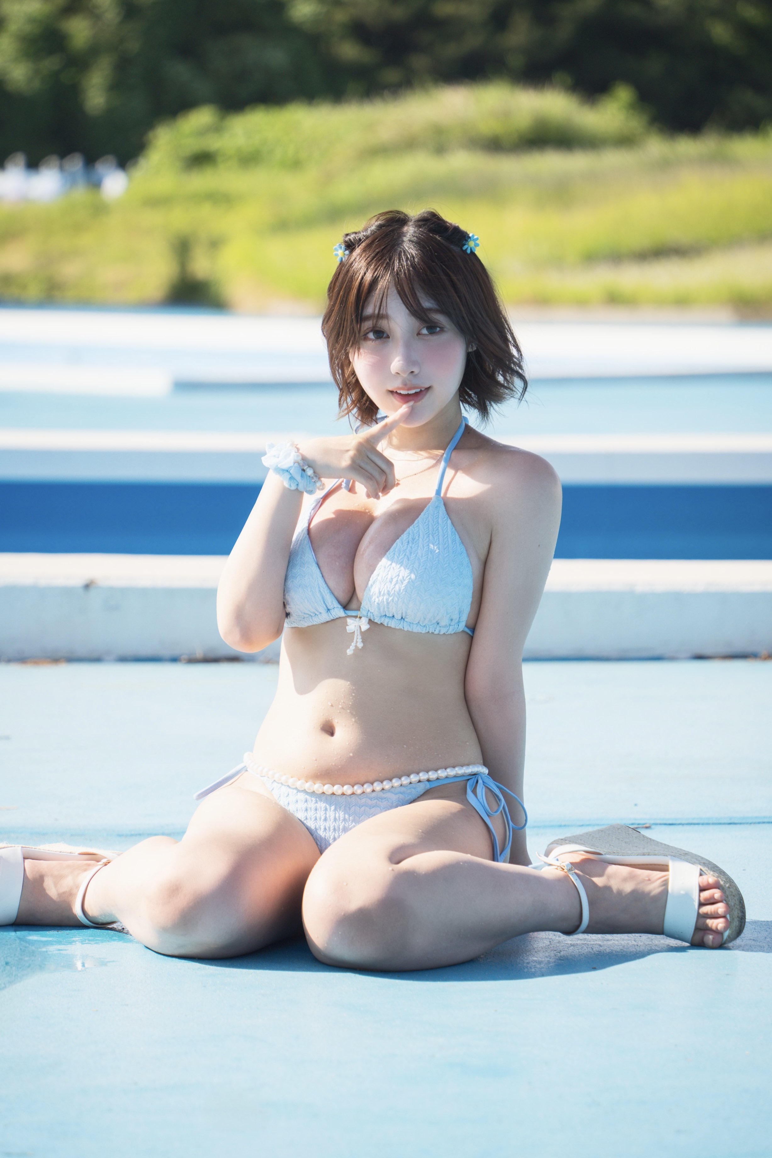 穿着比基尼的女人坐在地上。