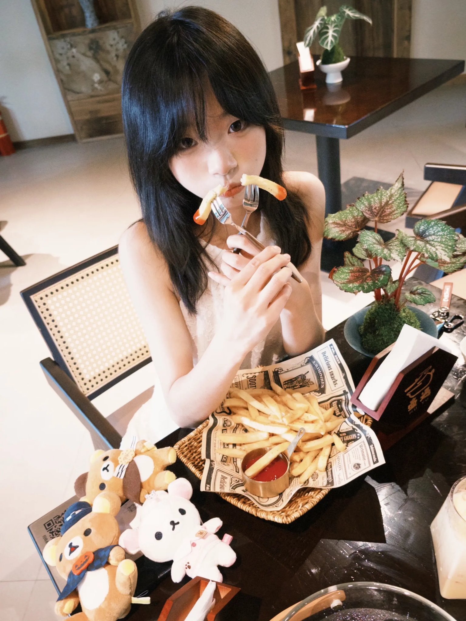 女孩用叉子吃马铃薯。