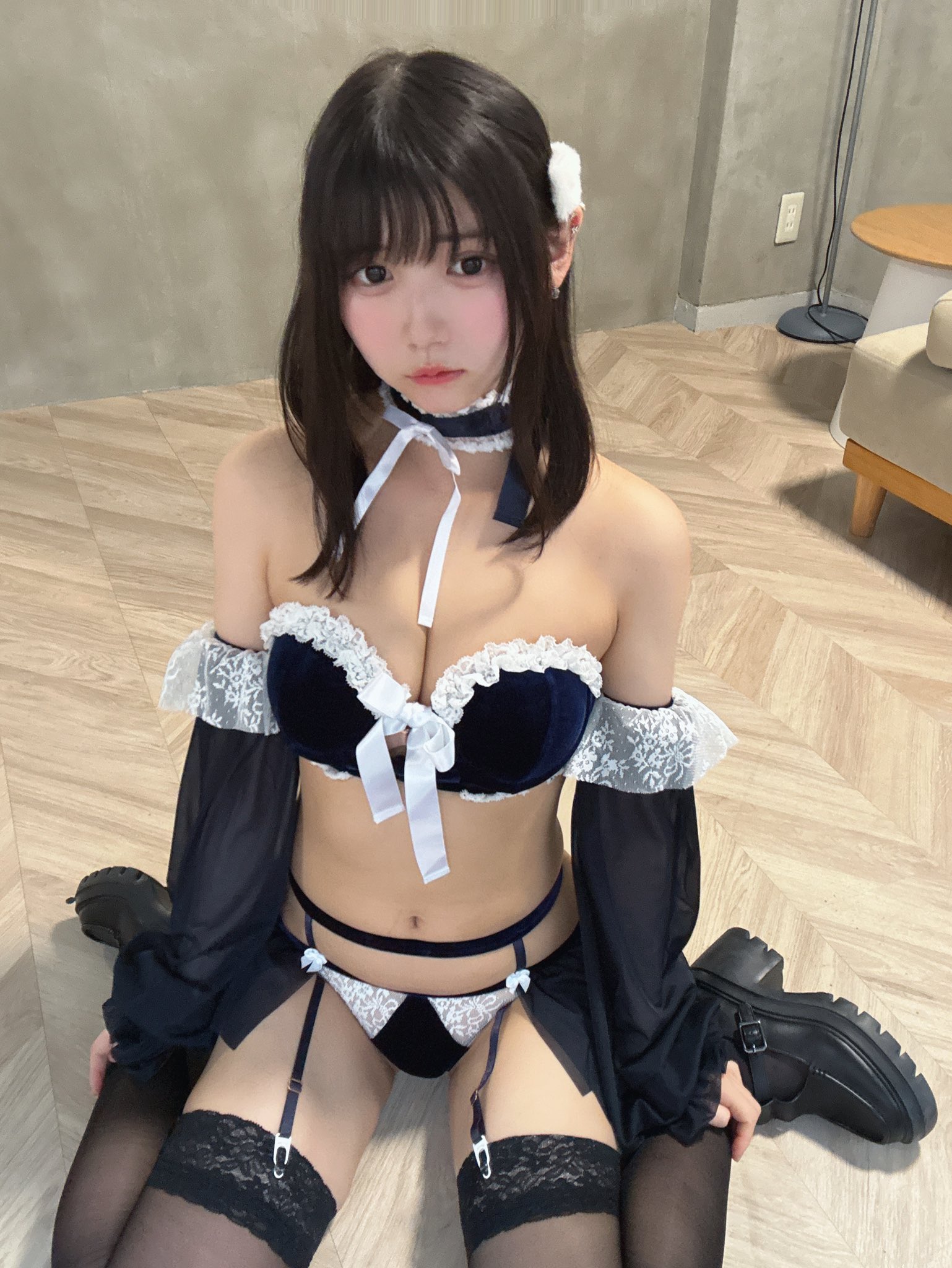 穿着女仆的服装的女人坐在地板上。