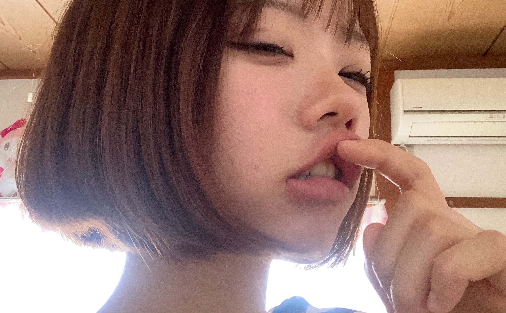 短发的女人正在做一个有趣的脸。