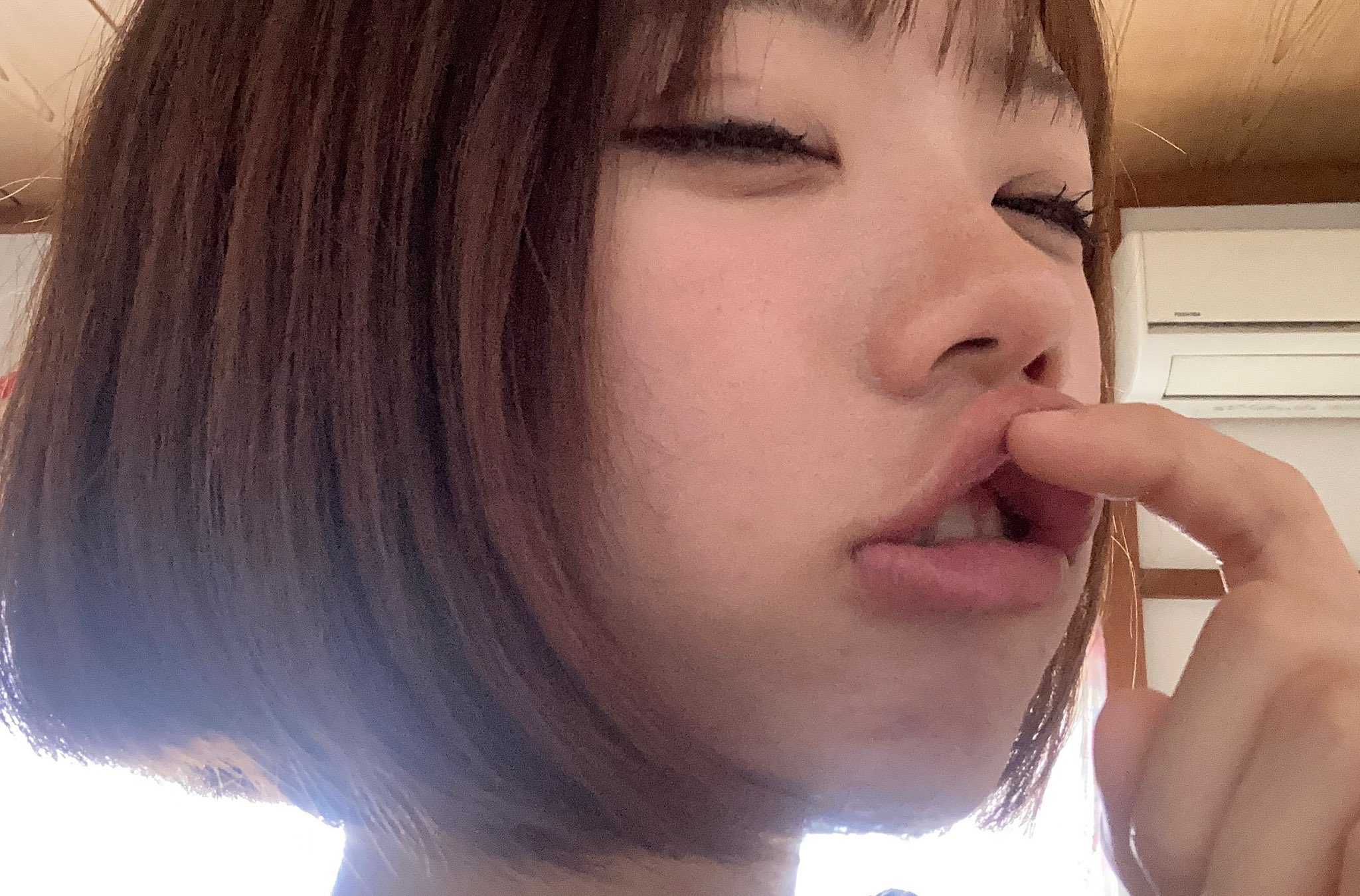 短发的女人正在做一个有趣的脸。