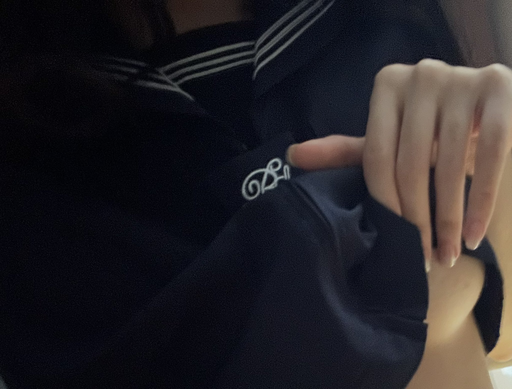 穿着蓝色衬衫的男人带着一个白色徽章。