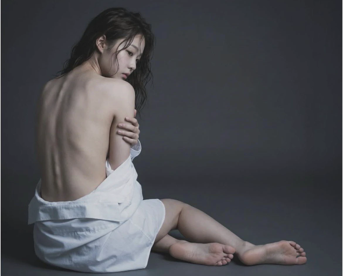 长头发的女人,背上的白毛巾。