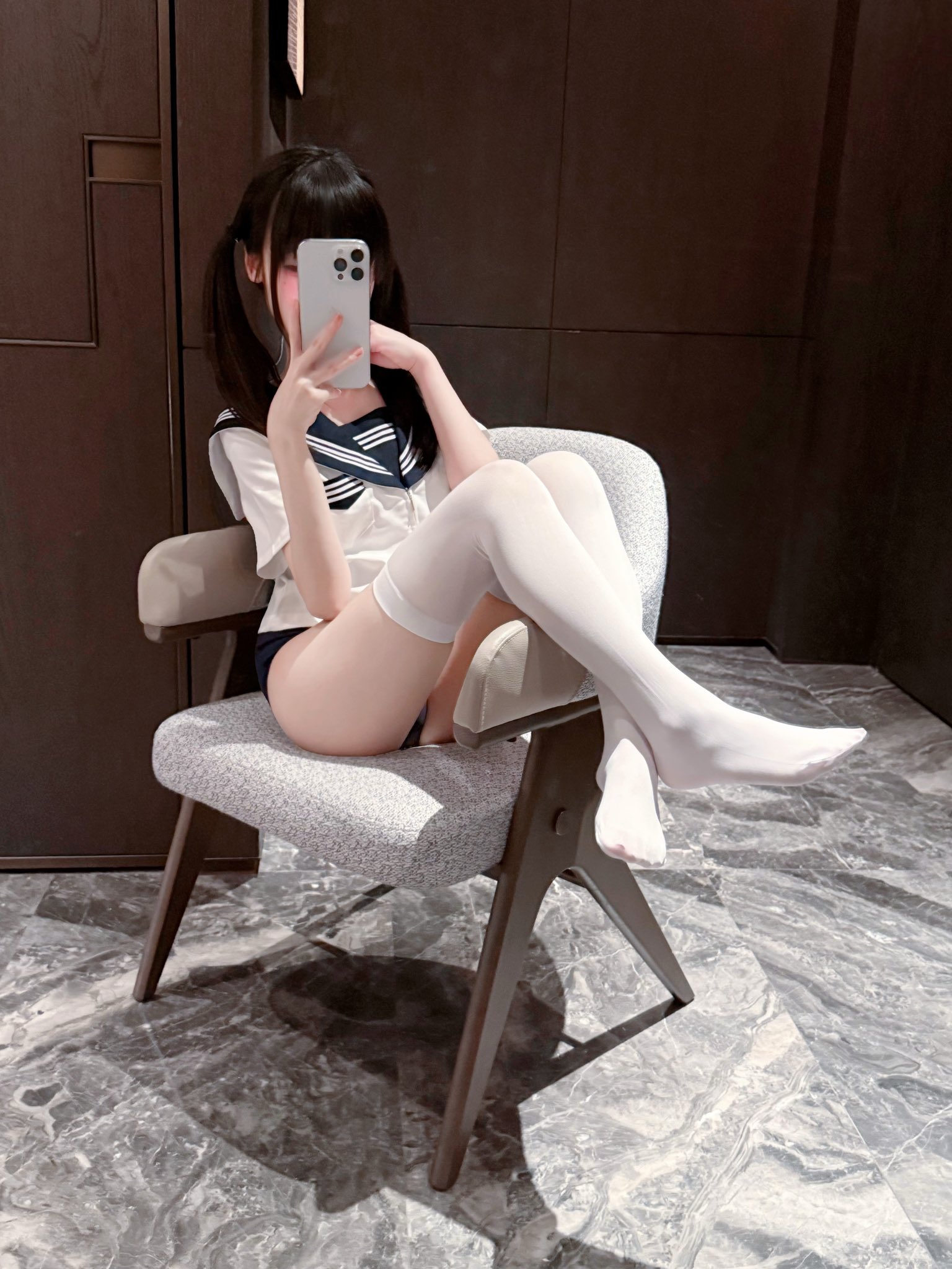 穿着水手服的女人拍了一张自拍。