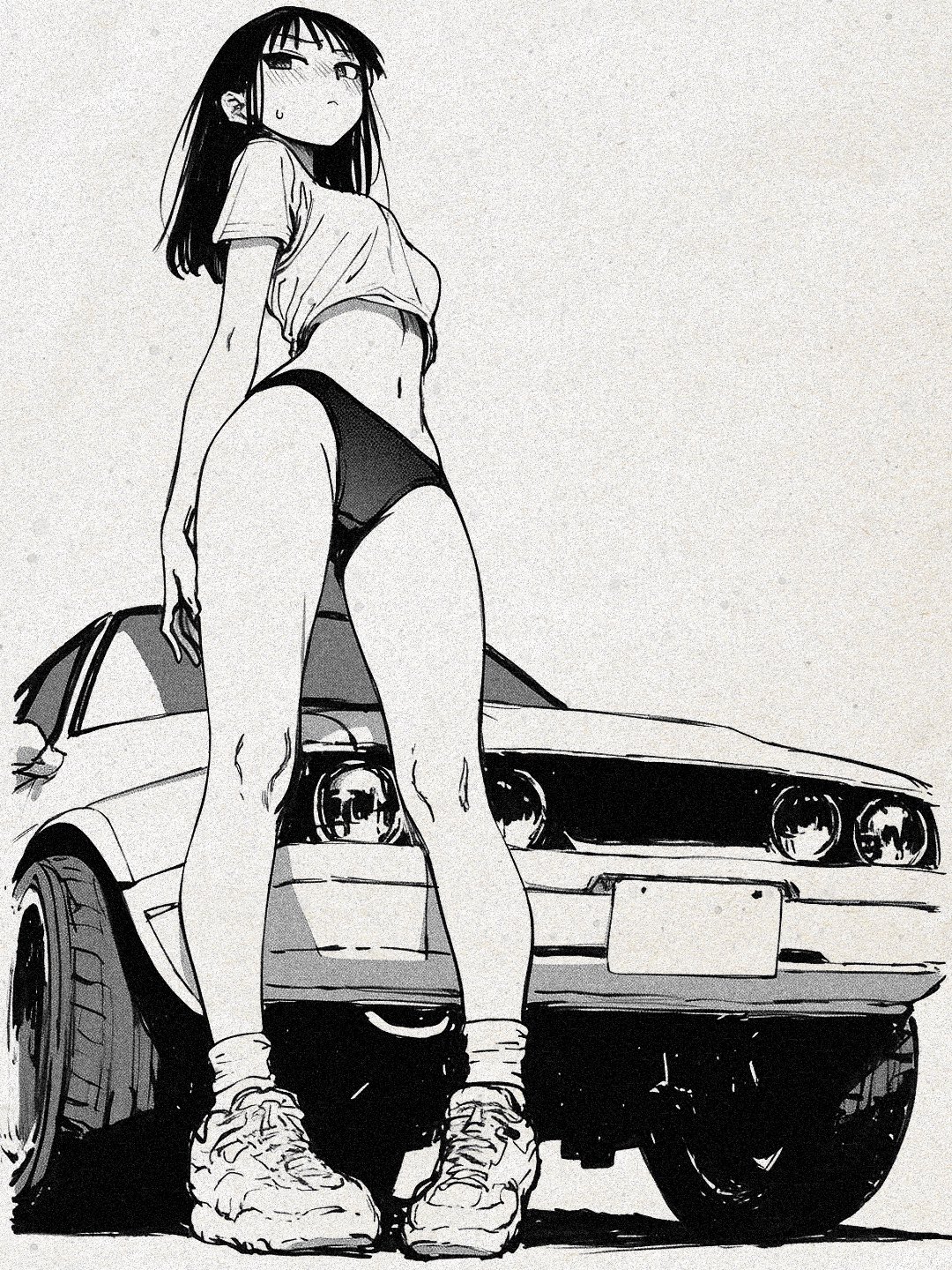 女人站在一辆车旁边。