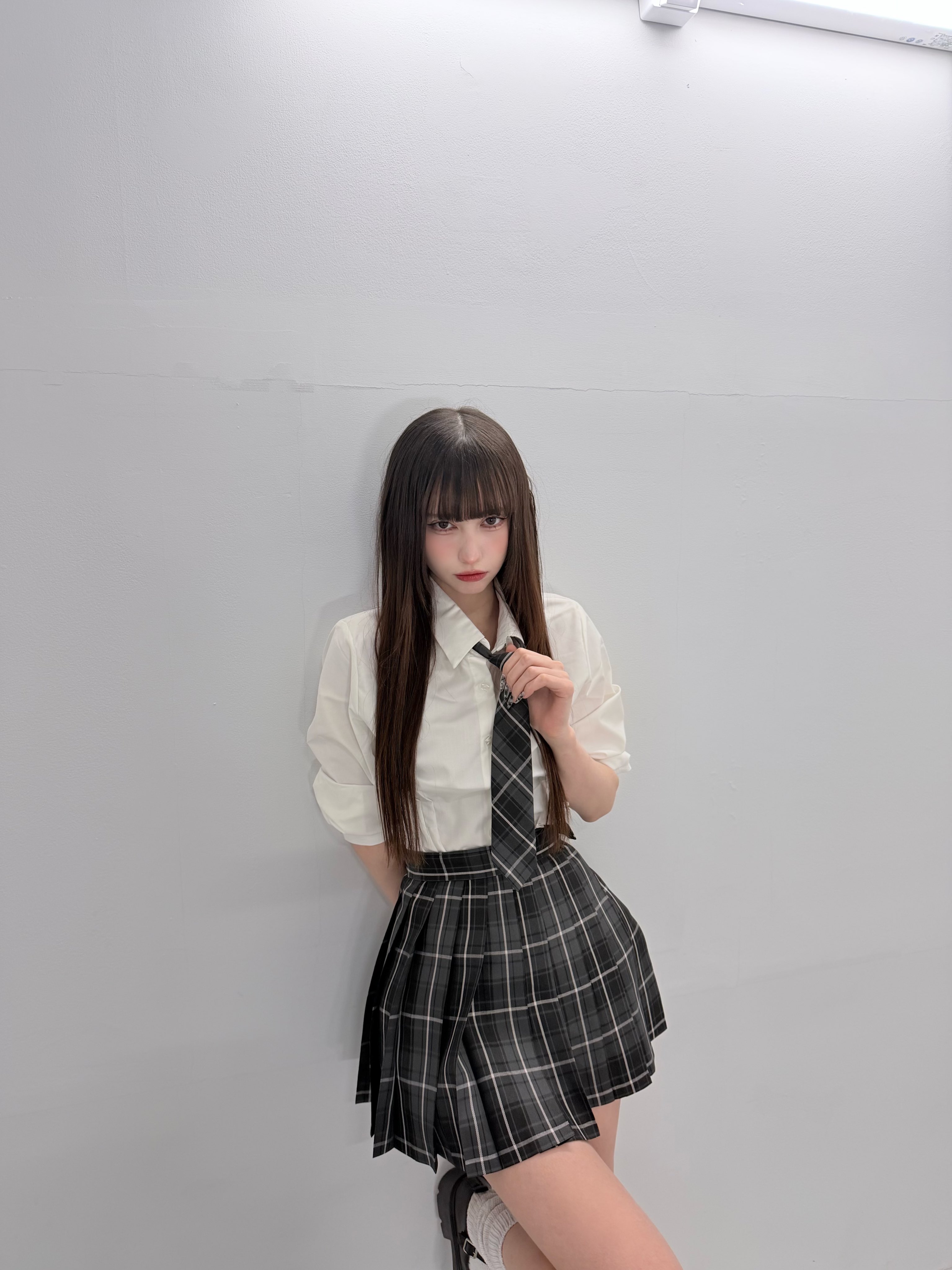 穿着黑白领带的女孩。