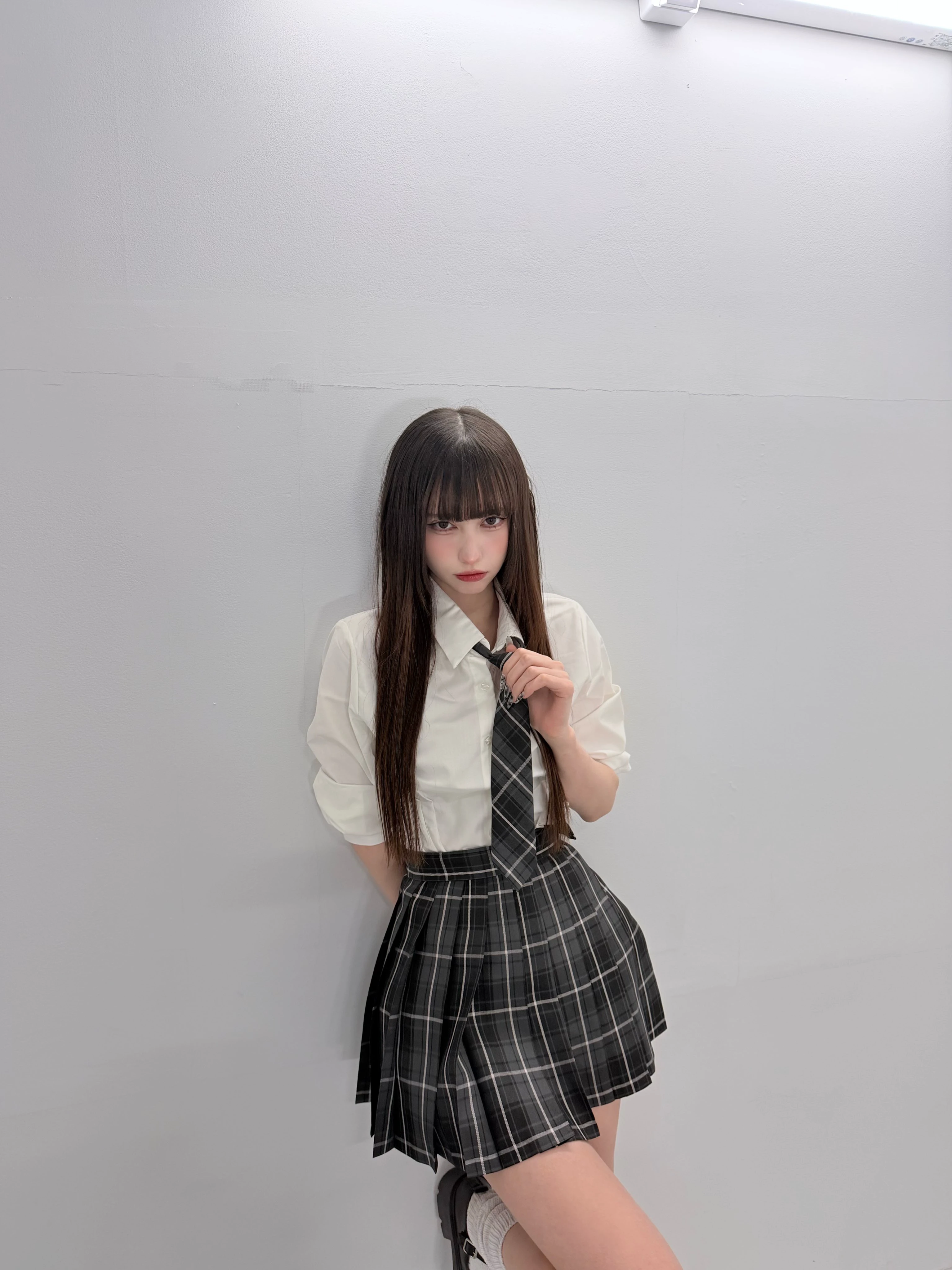 穿着黑白领带的女孩。