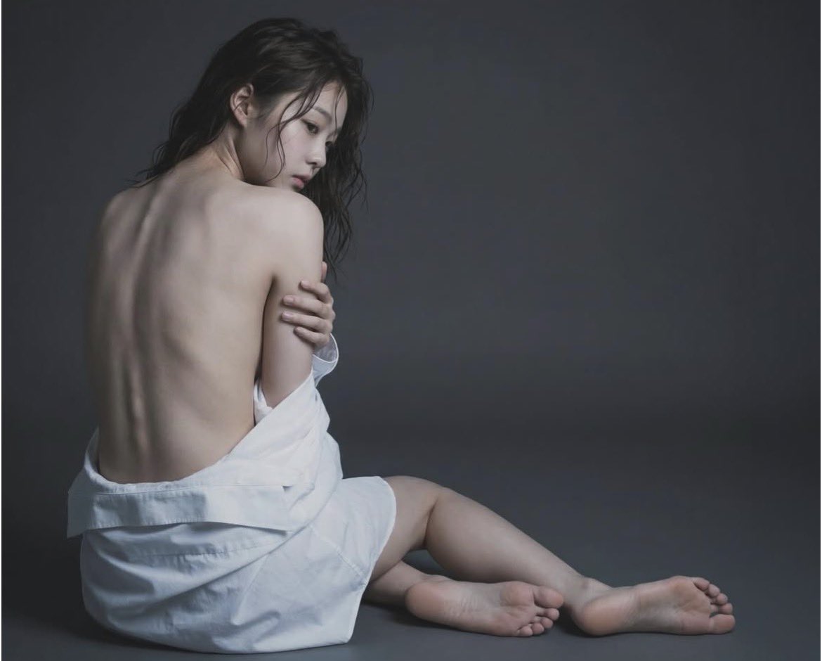 长头发的女人,背上的白毛巾。