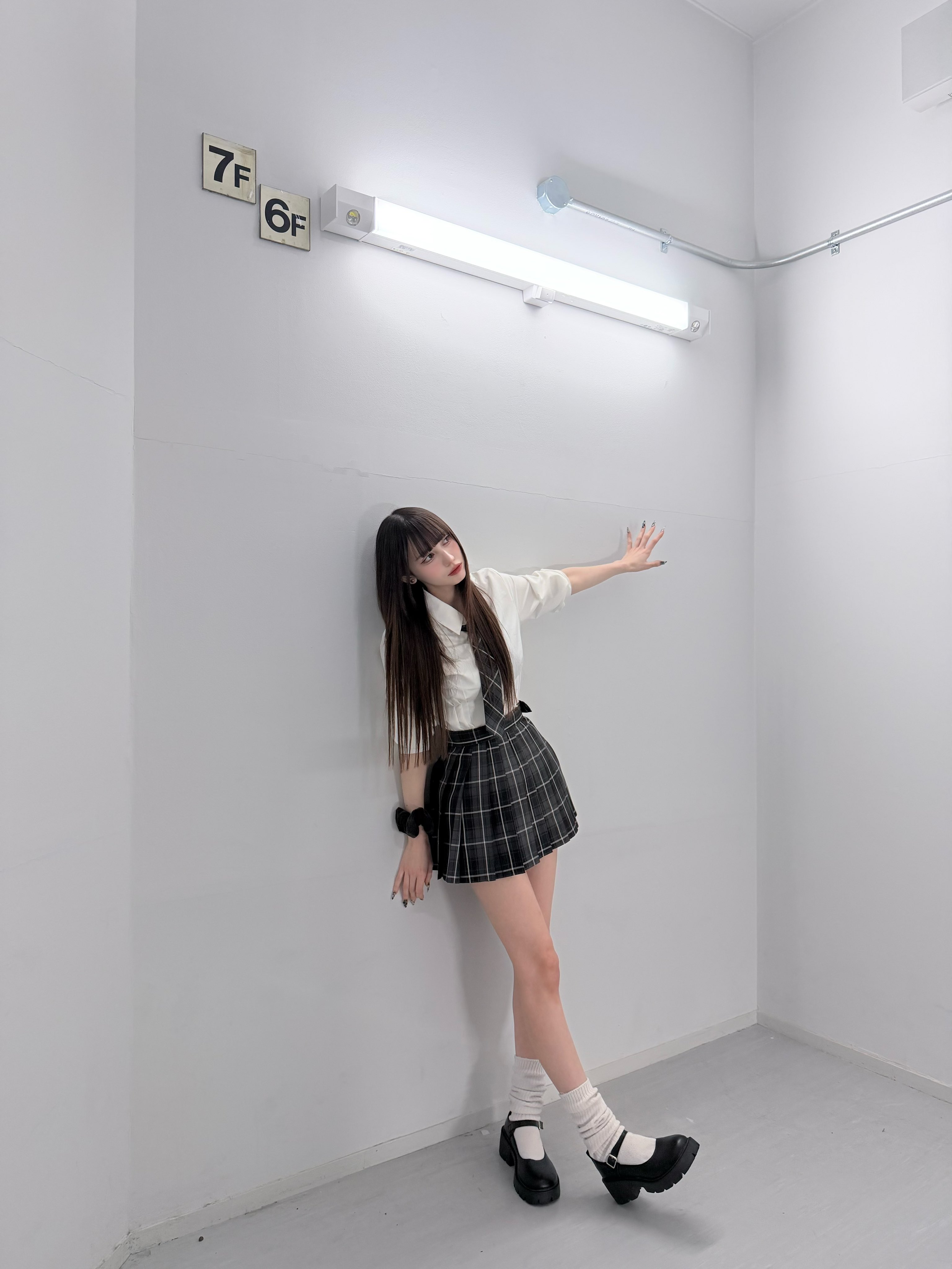 穿着黑白领带的女孩。