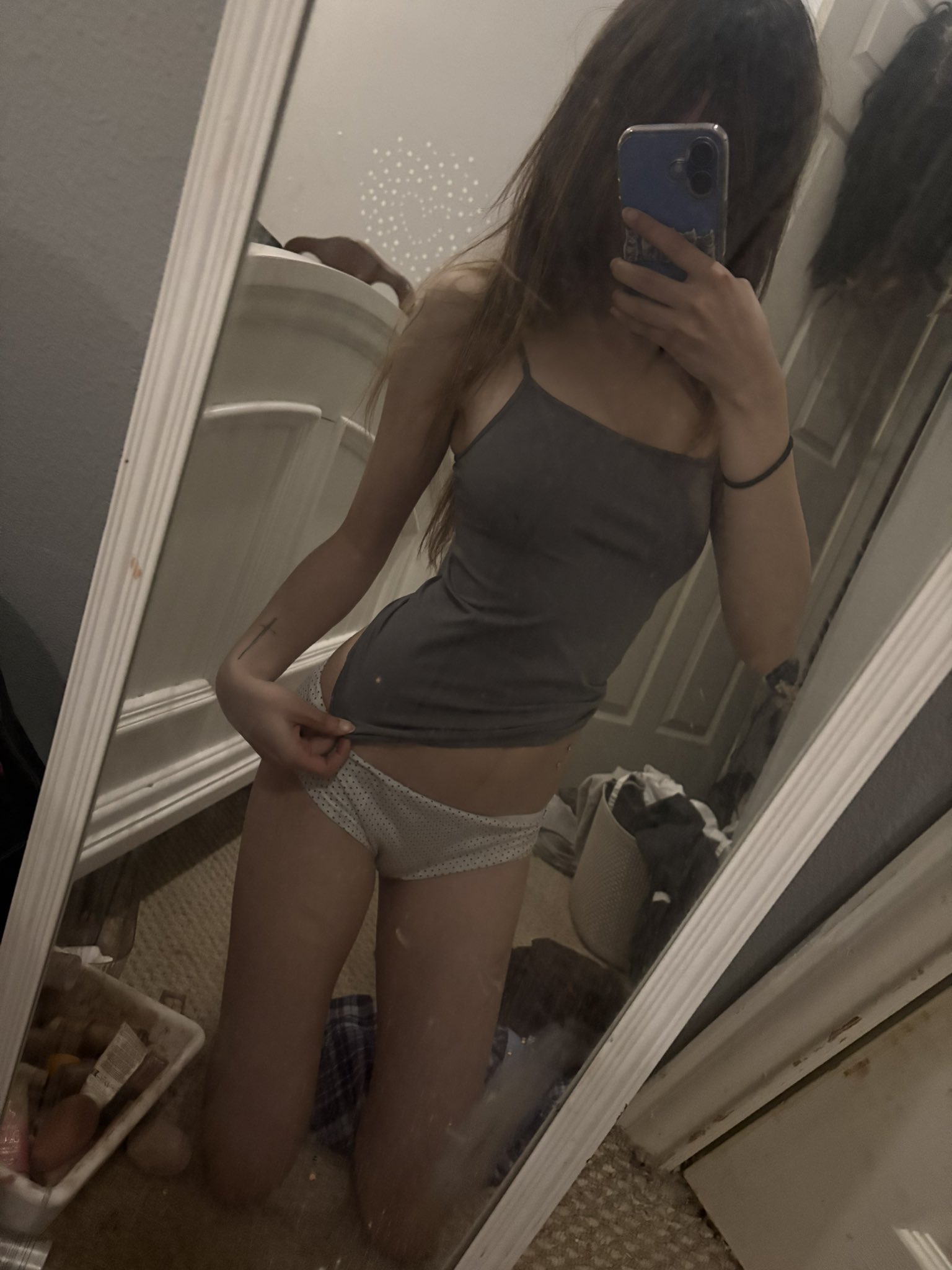 女人在镜子里拍自拍。