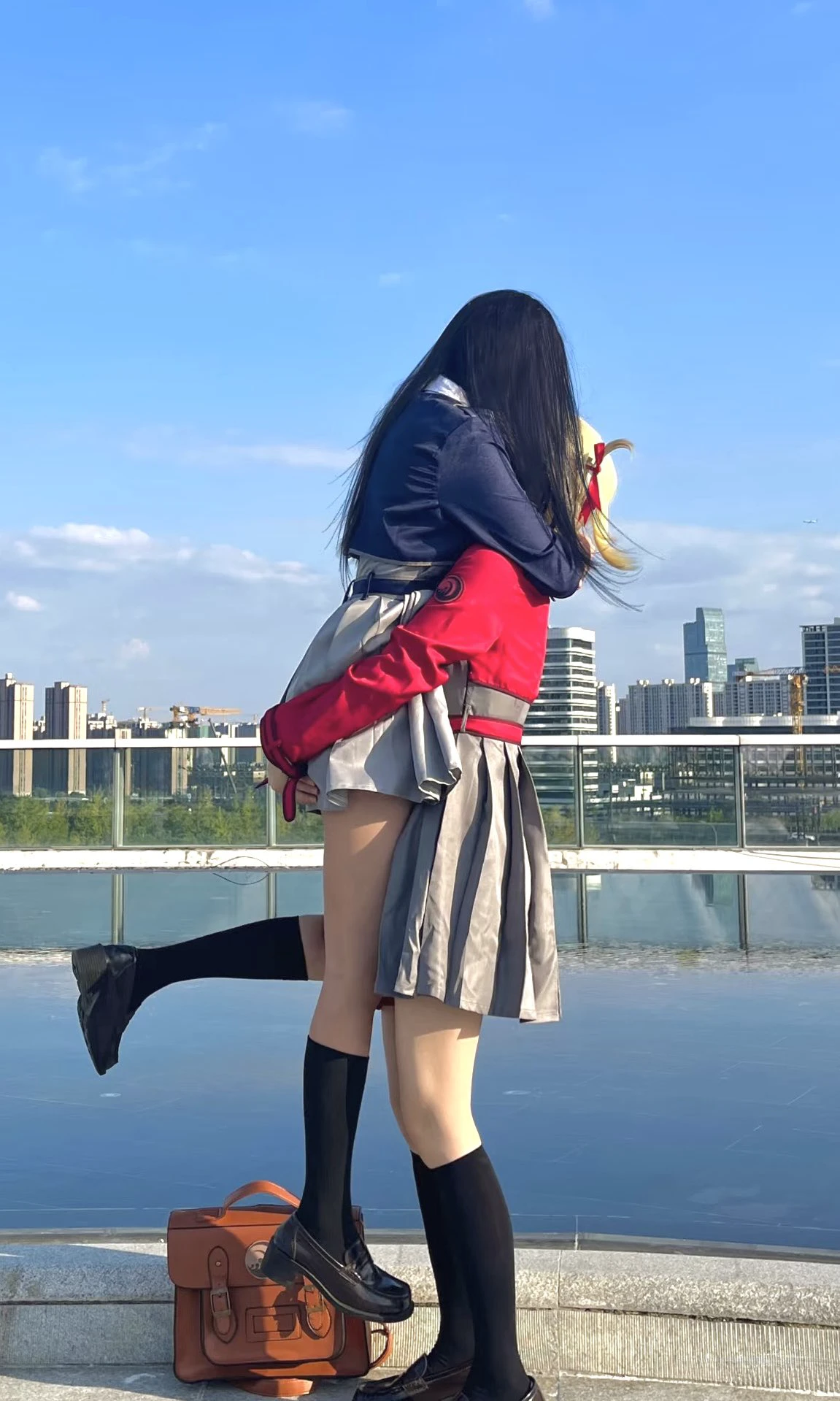 两个女孩互相拥抱。