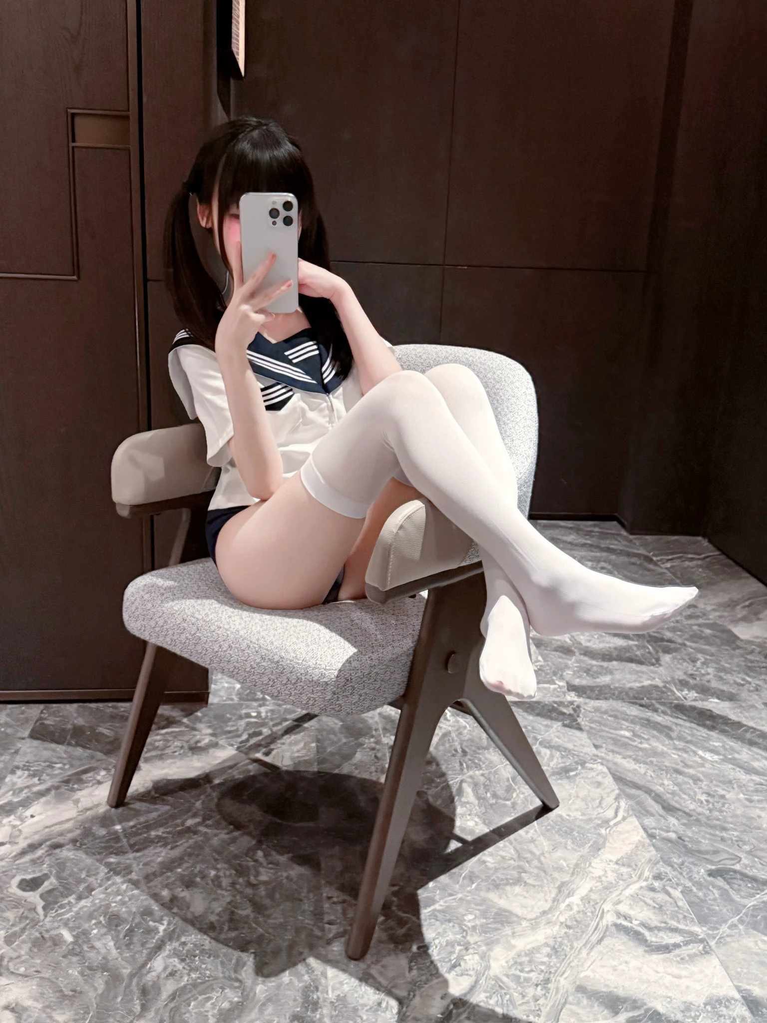 穿着水手服的女人拍了一张自拍。